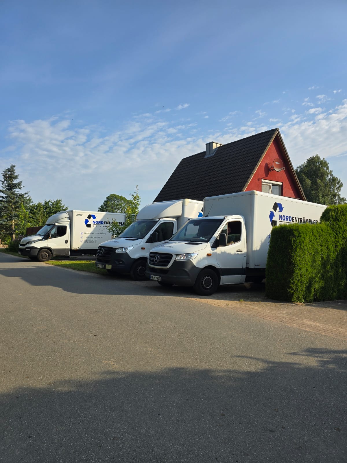 Drei Nordentrümpler-Sprinter im Einsatz in einem Wohngebiet