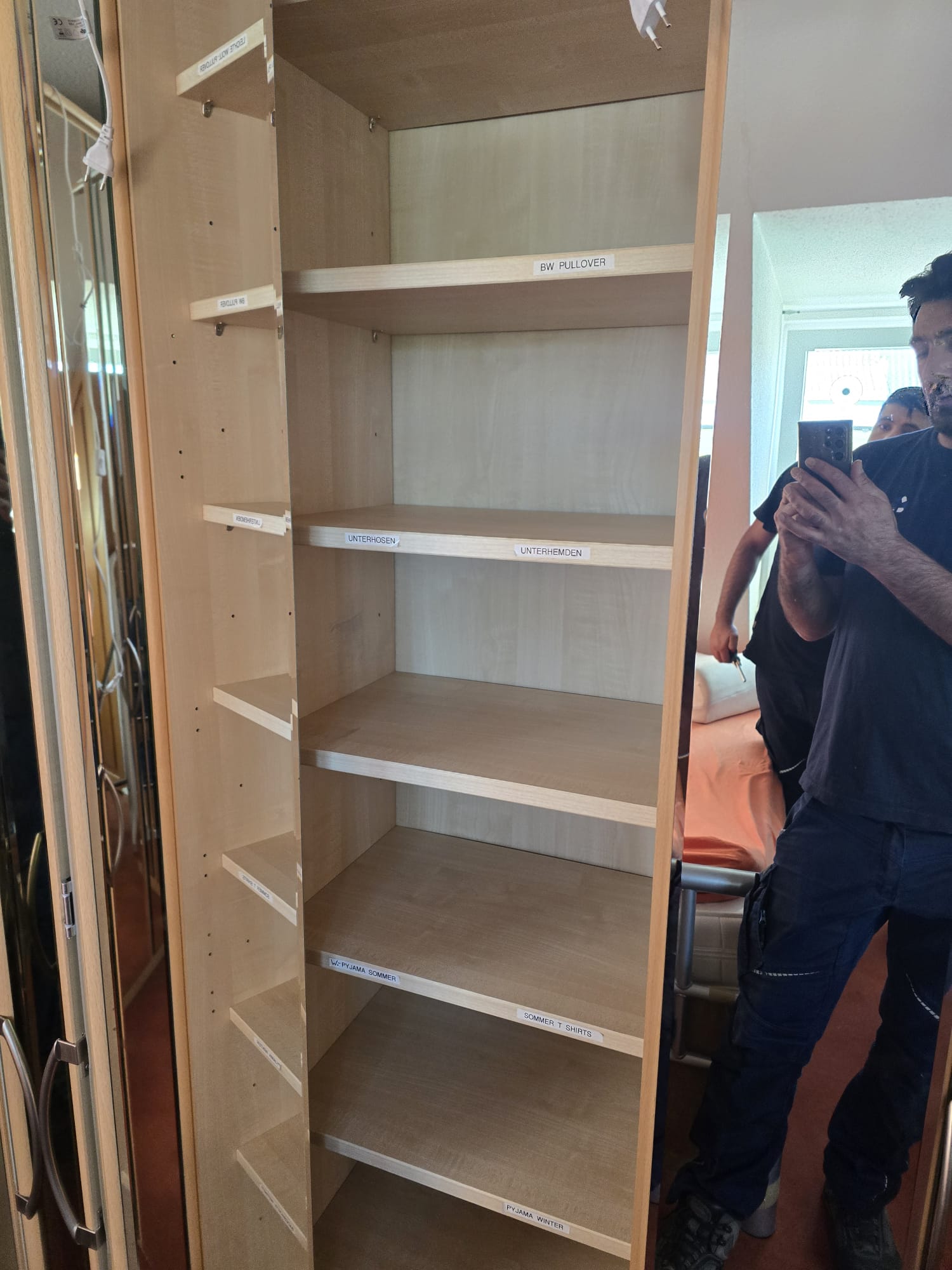 Sortierter Schrank mit Beschriftung — Inventur bei Haushaltsauflösung